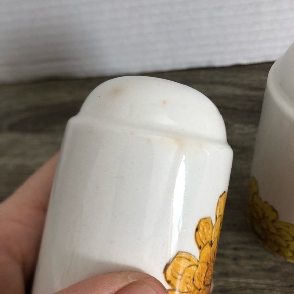 Vtg Floral Ceramic Salt and Pepper Shakers - Picture 6 of 13